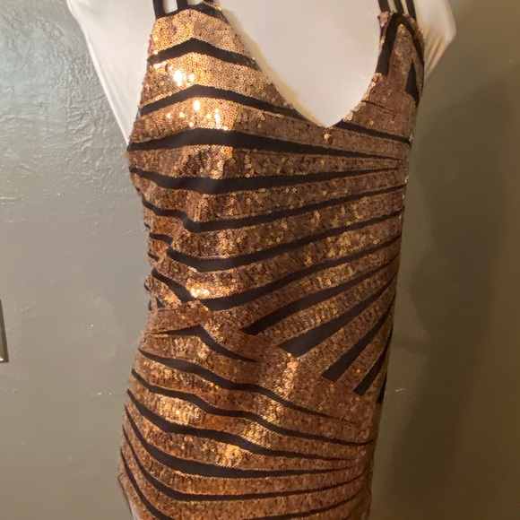 LAVISH Geometric Copper/Black Sequin Top - Picture 8 of 16